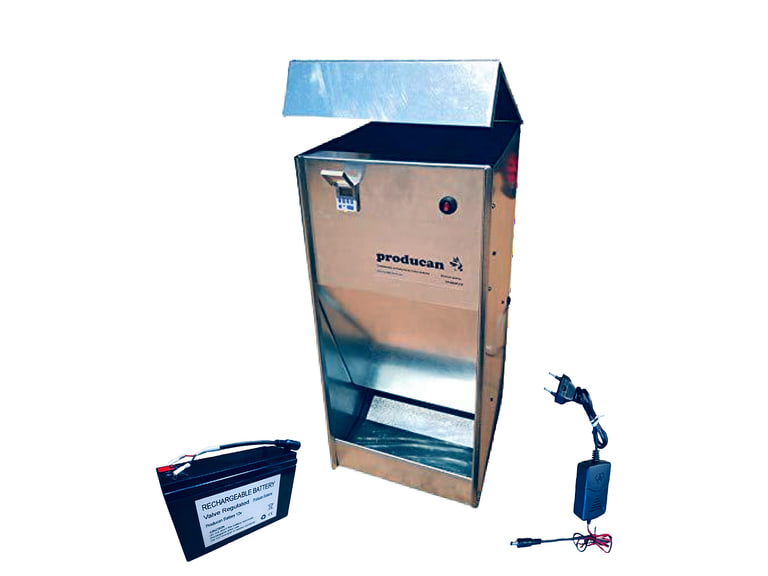 Comedero automático Producan modelo P3 junto a la batería de 12 voltios y su cargador