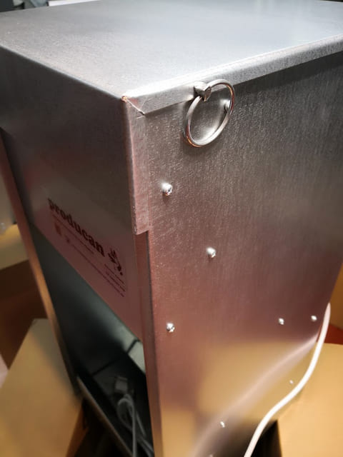 Detalle de la anilla de cierre de seguridad de la tapa superior del comedero