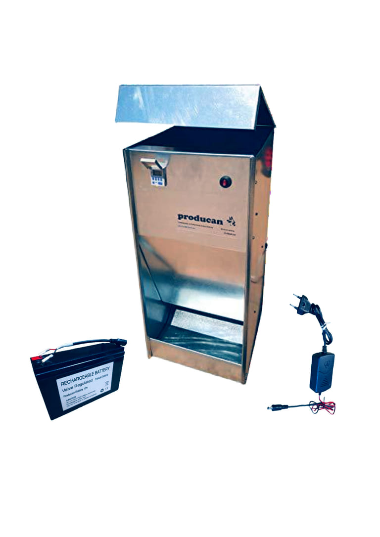 Comedero automático Producan modelo P3 junto a su batería de 12 voltios y el cargador